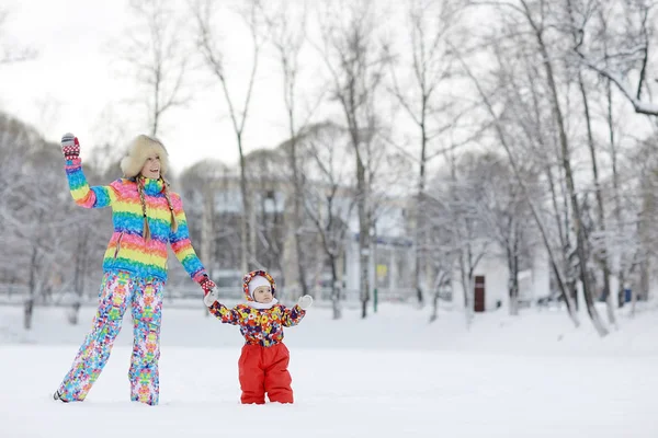 Çocuk ve anne kışın eğleniyor — Stok fotoğraf