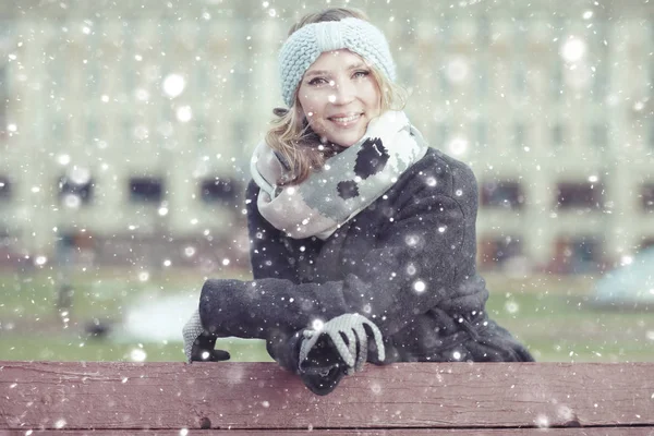 여자는 겨울에는 도시에서 도보 — 스톡 사진