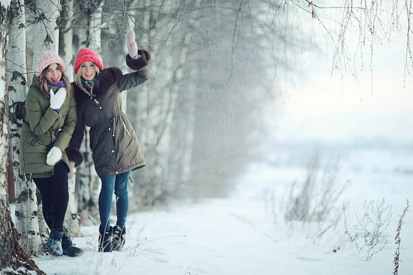 Mujeres divirtiéndose en el invierno —  Fotos de Stock