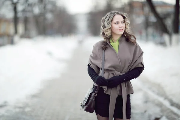 Девушка в осеннем пальто и перчатках — стоковое фото