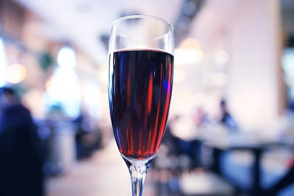 テーブルの上に赤ワインのグラス — ストック写真