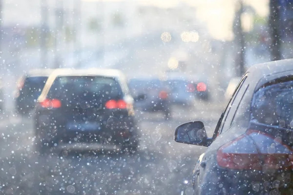 Auto sulla strada della città il giorno — Foto Stock