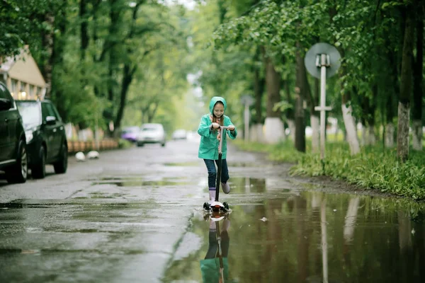 Girl playing under spring rain — Stock Photo, Image
