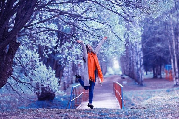 Giovane ragazza nella foresta primaverile — Foto Stock