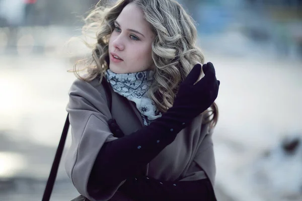 Dívka v podzimní kabát a rukavice — Stock fotografie