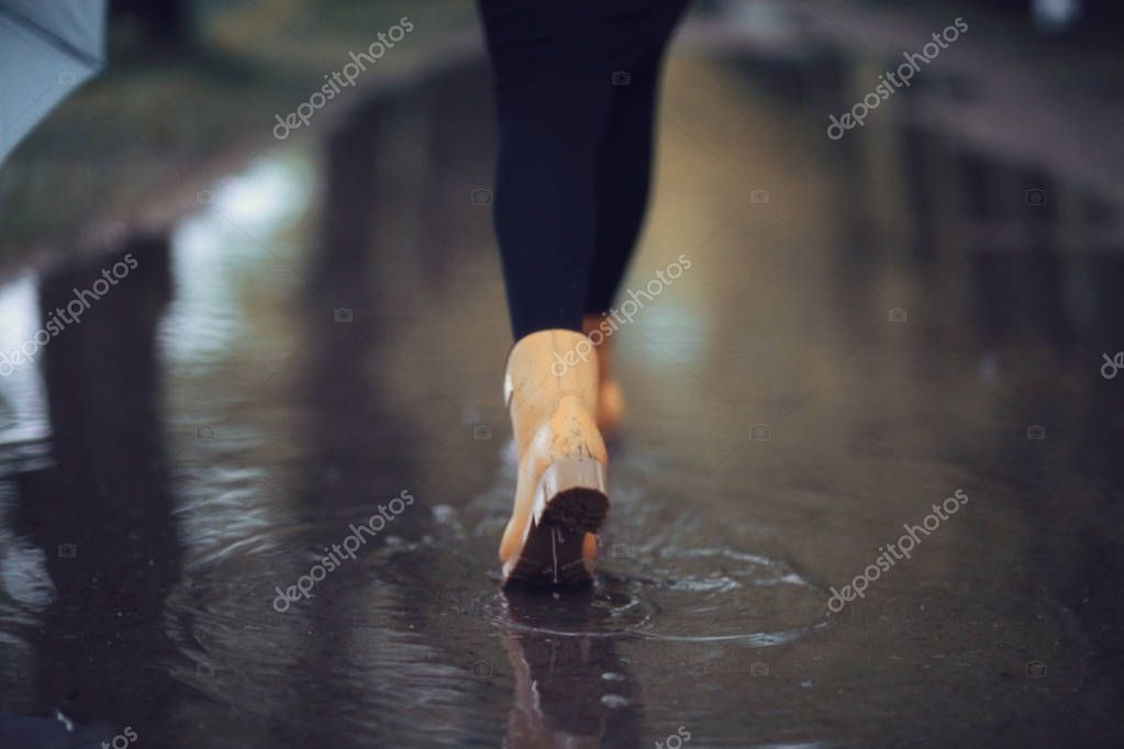 Дождь по лужам. В резиновых сапогах под дождем. Туфли под дождем. Сапоги в луже под дождем. Ботинки под дождем.