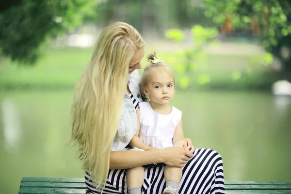 Moeder en dochter in het park — Stockfoto