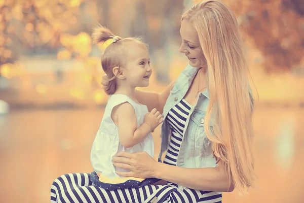 Mamma med en liten flicka på bänk — Stockfoto