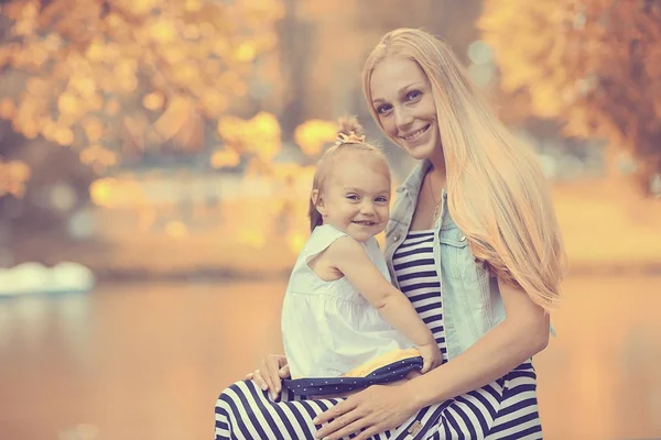 Madre con hija pequeña — Foto de Stock