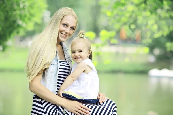 Mamá y su hija en el parque de verano — Foto de Stock