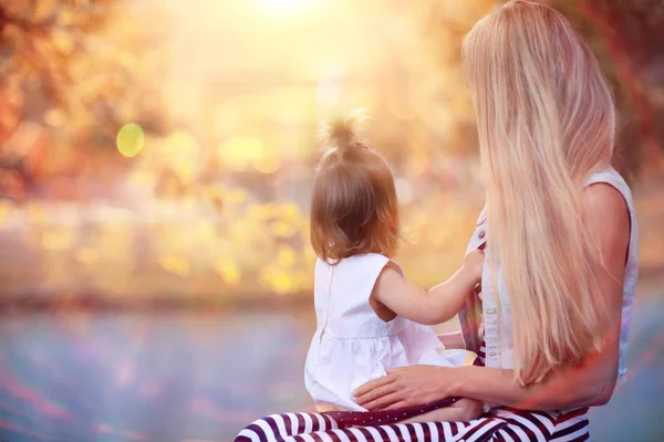 Mamá e hija al aire libre — Foto de Stock