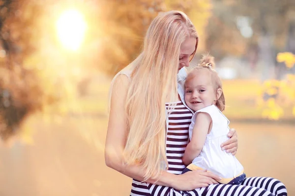 Maman et fille en plein air — Photo