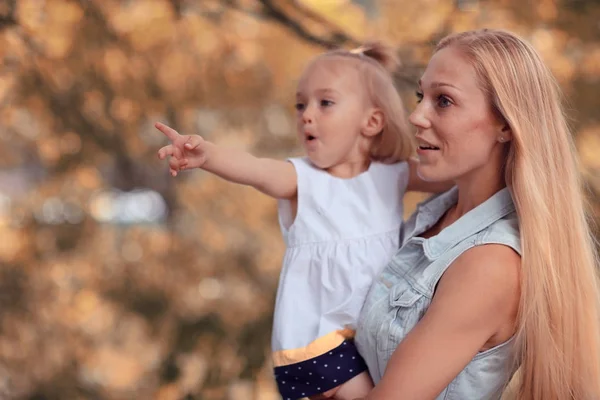 Mamma och dotter i parken sommaren — Stockfoto