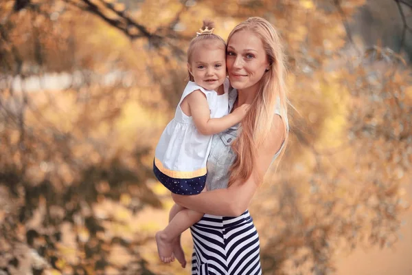 Mamá sosteniendo hija en brazos — Foto de Stock