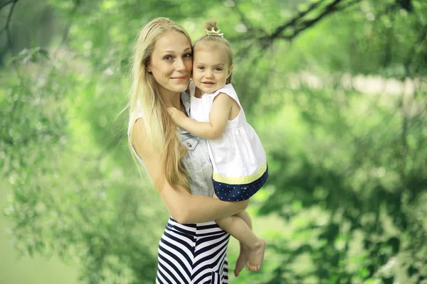 Мама і дочка в літній парк — стокове фото