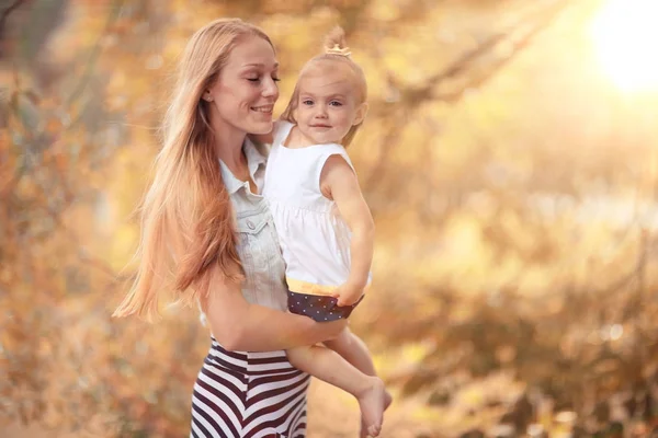 Mamma och dotter utomhus — Stockfoto