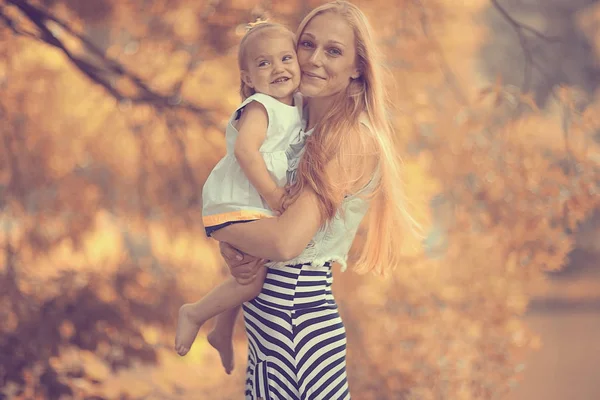 Moeder en dochter buiten — Stockfoto