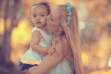 Anne holding kızı kollarında