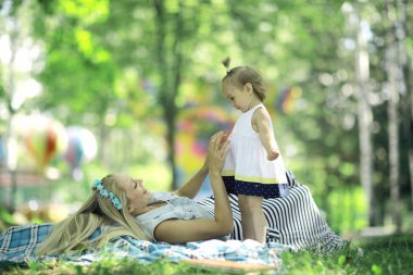 Anne ve kızı yaz parkta