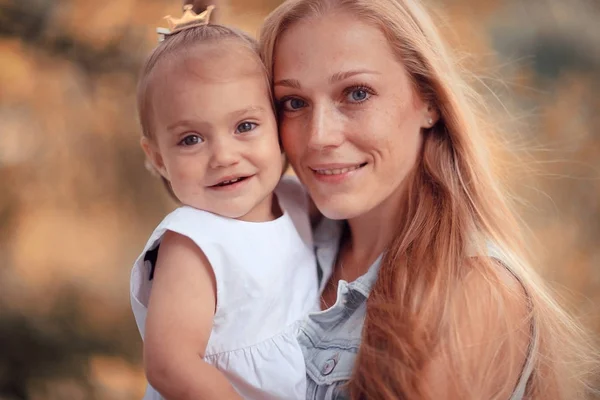 Mamá sosteniendo hija en brazos — Foto de Stock