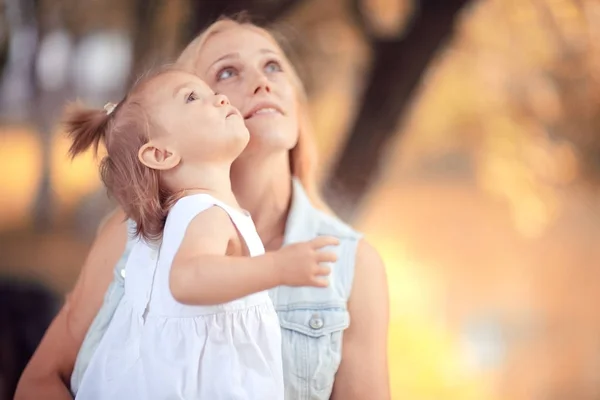 Mamma tenendo la figlia in braccio — Foto Stock