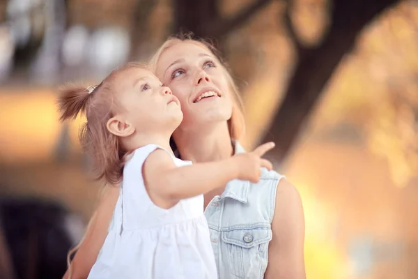 Madre e figlioletta nel parco — Foto Stock