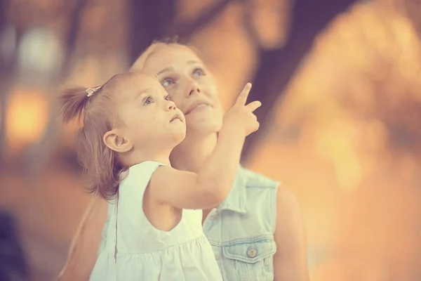 Mom holding daughter in arms — Stock Photo, Image