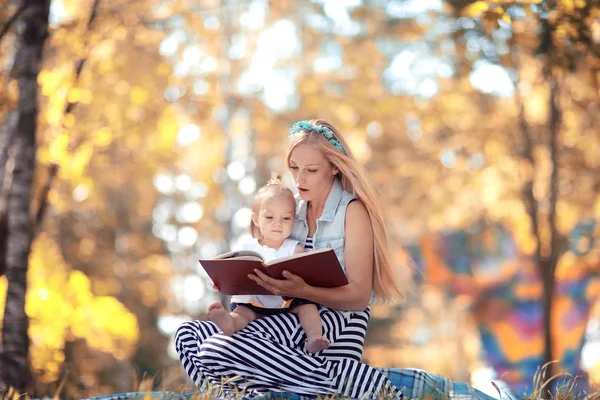Mamá leyendo un libro a su hija — Foto de Stock