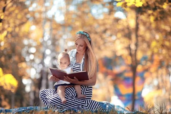 Moeder lezen van een boek met dochter — Stockfoto