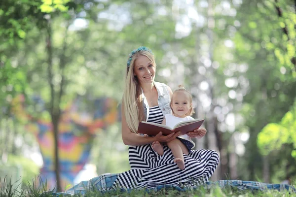 Moeder lezen van een boek met dochter — Stockfoto