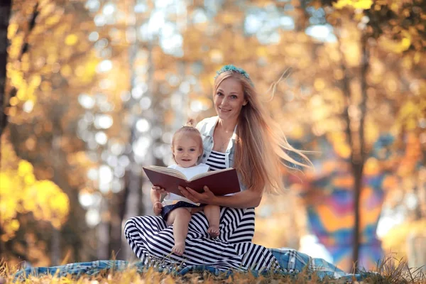 Mom and daughter in the summer park — Stock Photo, Image