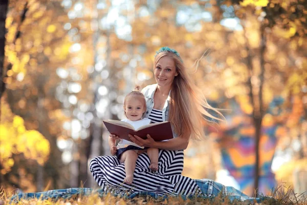 Mamá y su hija en el parque de verano — Foto de Stock