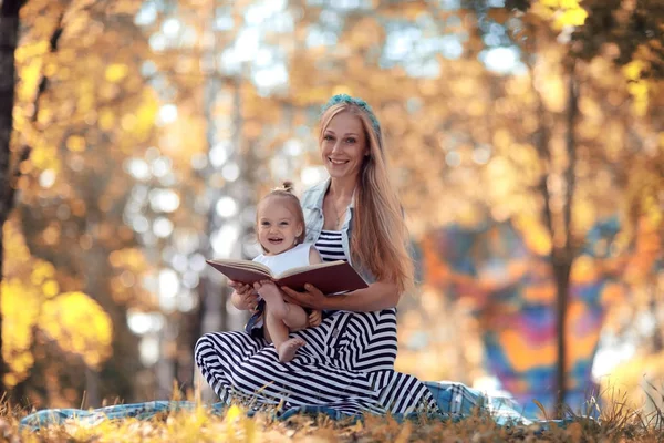 Moeder lezen van een boek met dochter — Stockfoto