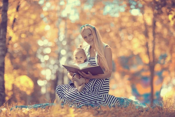 Moeder lezen van een boek met dochter — Stockfoto