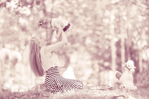 夏の公園で娘とお母さん — ストック写真