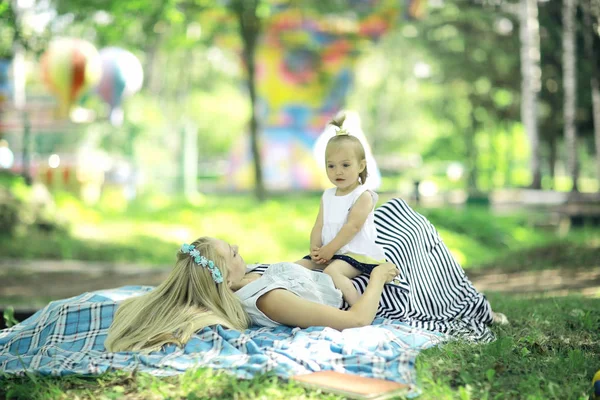 Anya és lánya a nyári parkban — Stock Fotó