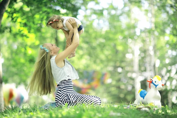 Mom and daughter in the summer park — Stock Photo, Image