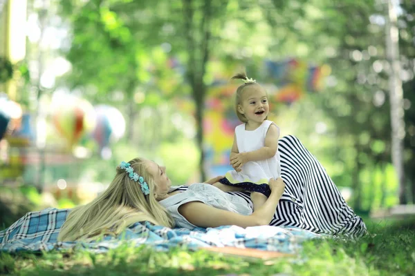 Mor och dotter i park — Stockfoto