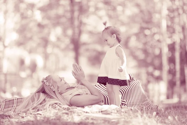 Mamma och dotter i parken sommaren — Stockfoto