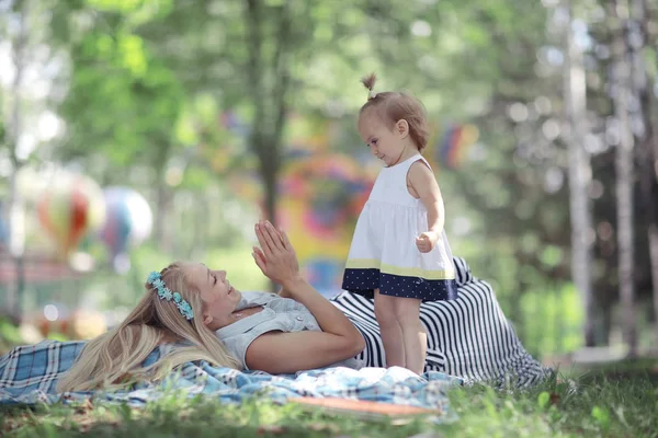 Mom and daughter in the summer park — Stock Photo, Image