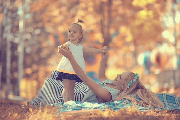 Mother and daughter lying on the ground — Stock Photo, Image