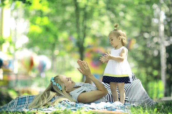 Мама и дочь в летнем парке — стоковое фото