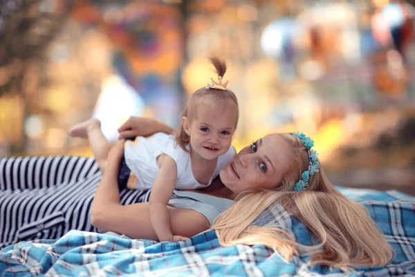 Madre e figlia sdraiate a terra — Foto Stock