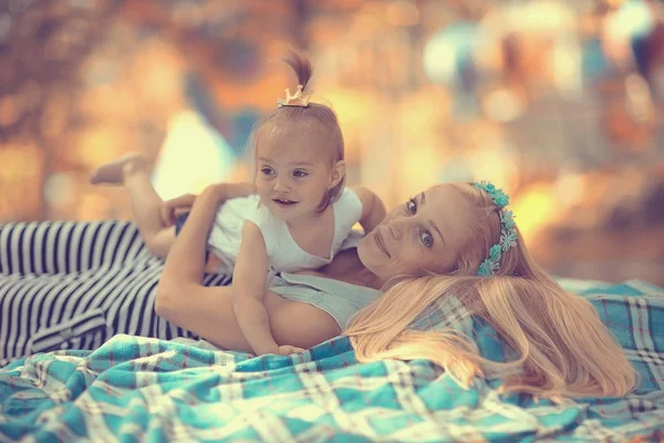 Madre e hija pequeña en el parque — Foto de Stock