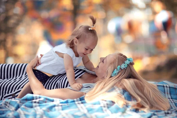 Maman et fille en plein air — Photo