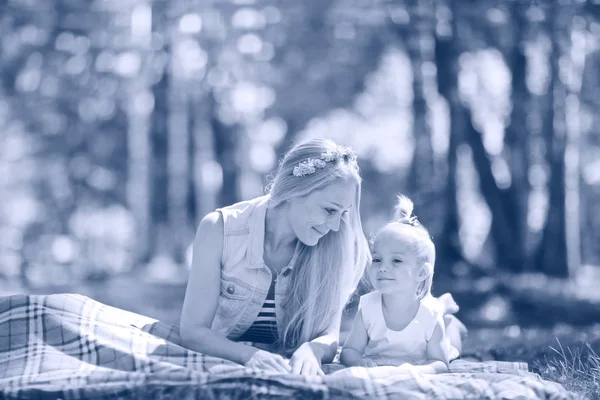 Madre e figlia in estate — Foto Stock