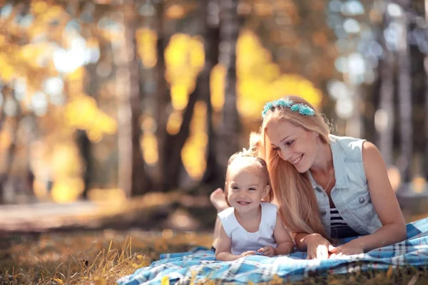 Mamá y su hija en el parque de verano — Foto de Stock