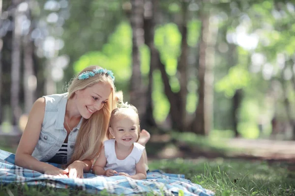 Mamá y su hija en el parque de verano — Foto de Stock
