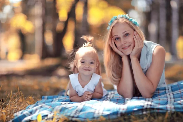 Mamá y su hija en el parque de verano — Foto de Stock