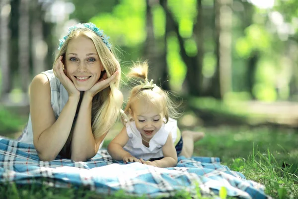 Mom and daughter in the summer park — Stock Photo, Image